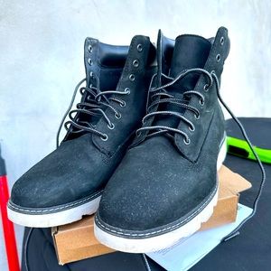 Timberland Ankle boots, size 7.5 Heel height: 3 cm.